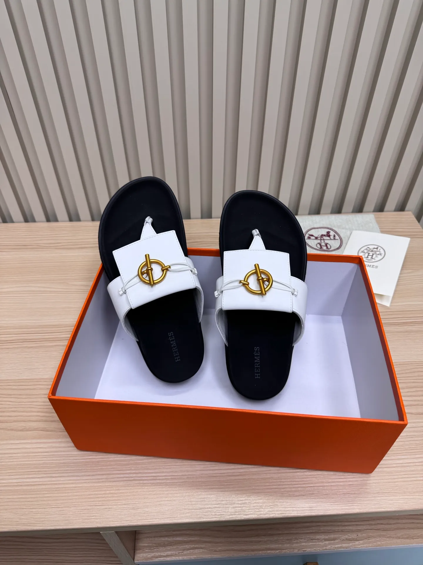 👟👟Ex-factory price 502👟👟Hermes🐎The extremely popular couple’s slippers/the latest hardware buckle sandals and slippers, paired with various colorful socks, so trendy!  ———————— Upper: imported cowhide/sheep leather/cloth/palmprint leather lining: imported cowhide/sheepskin outsole: Tpu non-slip and wear-resistant outsole Female size: 35-42 (40.41.42 non-returnable and non-exchangeable) Male code: 39-45 (45 non-returnable and non-exchangeable)